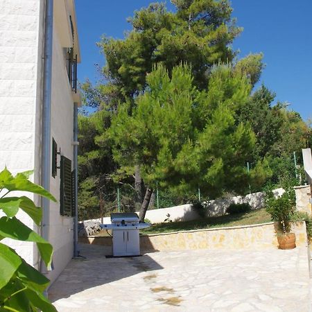 Holiday Home Nevista Sumartin Exterior photo